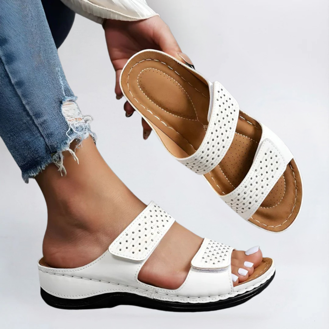 Lynn sporty comfort sandals in White, front view