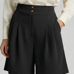 Tailored high waist pleated shorts in Black, view 4