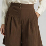 Tailored high waist pleated shorts in Coffee, view 7
